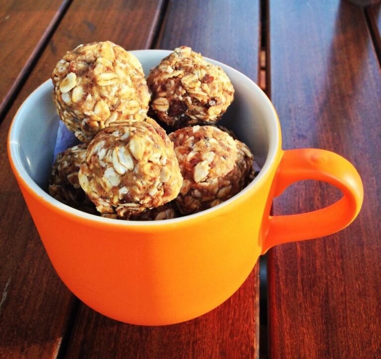 Raw Peanut Butter and Chocolate Oat Balls