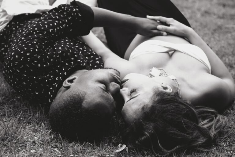 couple kissing
