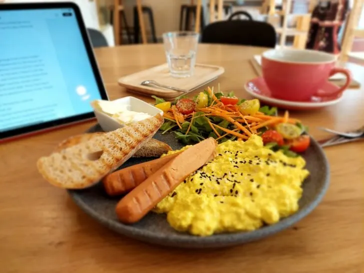 Vegan Breakfast in Prague - Share Sweetbar - Tofu Scarmble