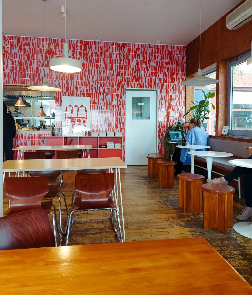 Warsaw vegan restaurant Lychees interior