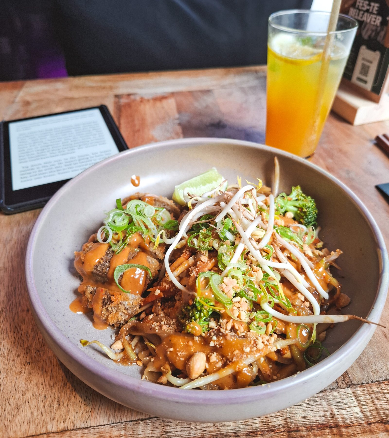 Desoriente Vegan Asian Fusion Restaurant in Barcelona - Pad Thai with Fried Seitan